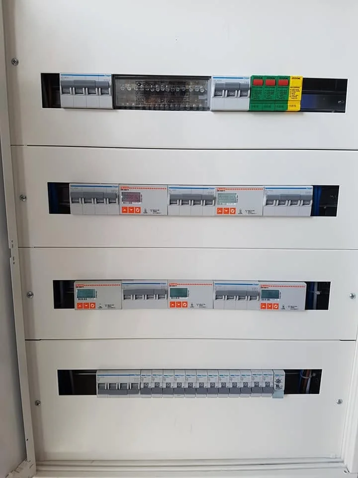 Tablou electric cu siguranțe și protecții pe mai multe rânduri